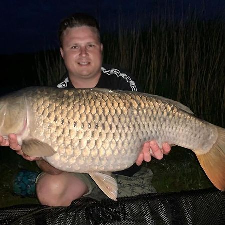Lakeside Fishing Lodges Бостон Экстерьер фото