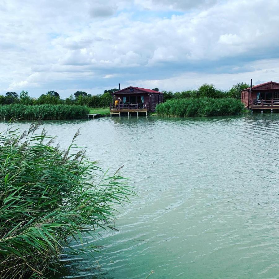 Lakeside Fishing Lodges Бостон Экстерьер фото