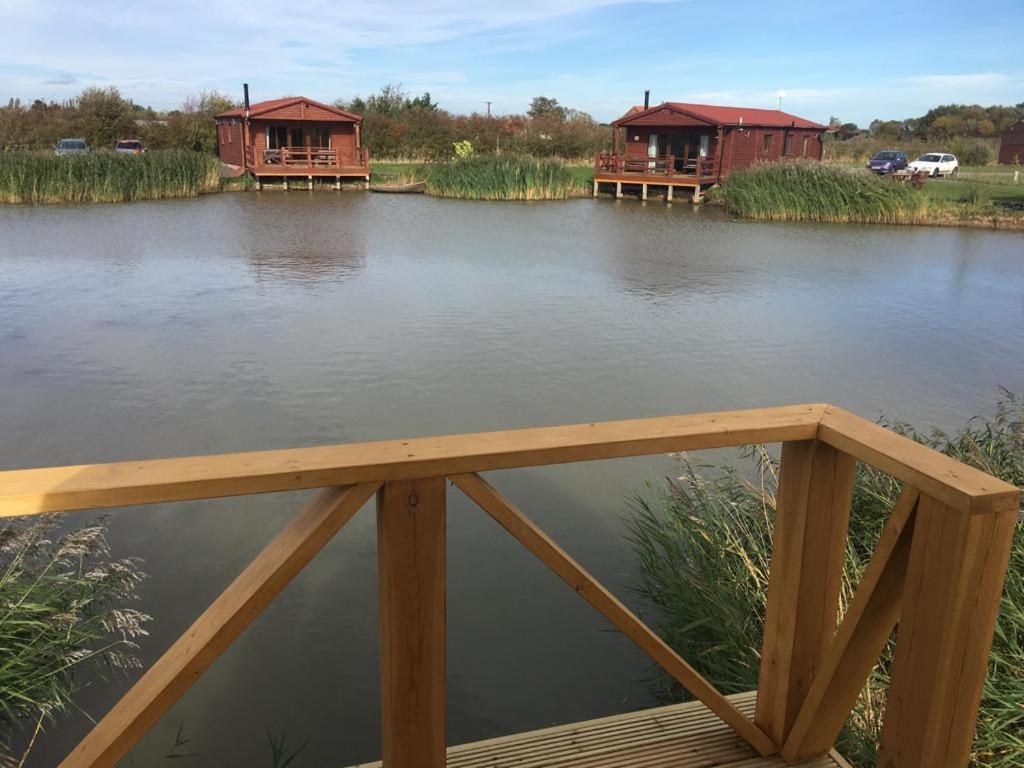 Lakeside Fishing Lodges Бостон Экстерьер фото