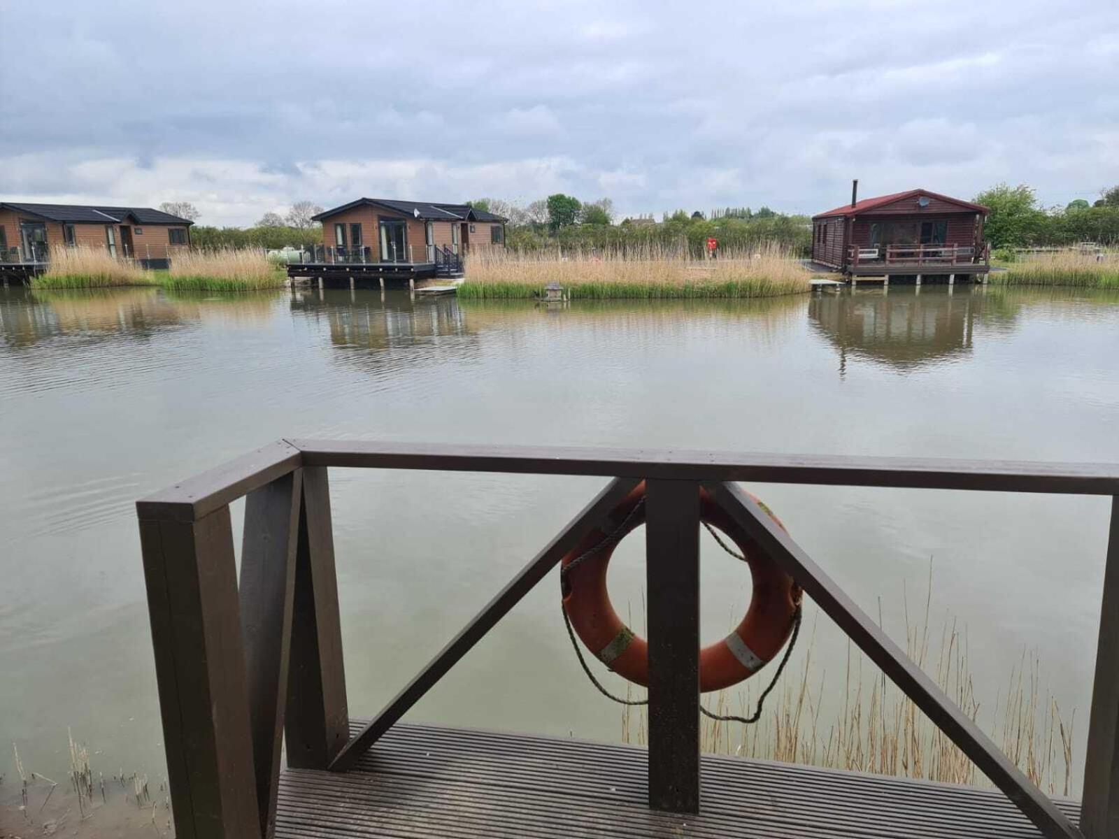 Lakeside Fishing Lodges Бостон Экстерьер фото